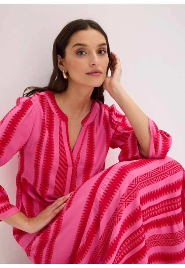 bonprix - Długa sukienka z lejącej wiskozy. Kolor: czerwony. Materiał: wiskoza. Wzór: nadruk, aplikacja. Długość: maxi