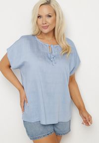 Born2be - Niebieska Bluzka z Wiskozą Wiązana przy Dekolcie Dovarelle. Okazja: na co dzień. Kolekcja: plus size. Kolor: niebieski. Materiał: wiskoza. Długość rękawa: krótki rękaw. Długość: krótkie. Styl: casual, elegancki #5