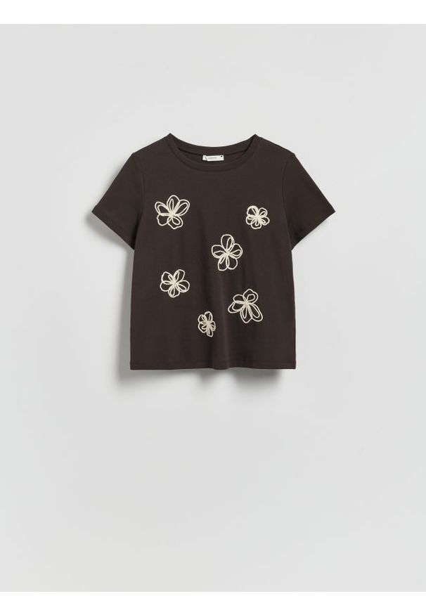 Reserved - T-shirt z kwiatową aplikacją - ciemnobrązowy. Kolor: brązowy. Materiał: dzianina, bawełna. Wzór: kwiaty, aplikacja