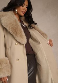 Renee - Beżowy Dwurzędowy Płaszcz o Eleganckim Fasonie z Futerkowymi Zdobieniami Lendrie. Okazja: na co dzień. Kolor: beżowy. Materiał: poliester, dzianina. Wzór: aplikacja. Sezon: zima, jesień. Styl: elegancki #4