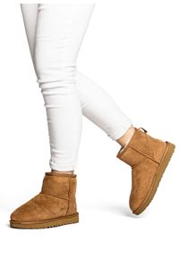 Ugg - Buty zimowe damskie UGG W Classic Mini II. Okazja: na spacer, na co dzień. Kolor: brązowy. Materiał: zamsz, jeans, materiał, wełna. Szerokość cholewki: normalna. Sezon: zima. Styl: elegancki, casual, klasyczny #2