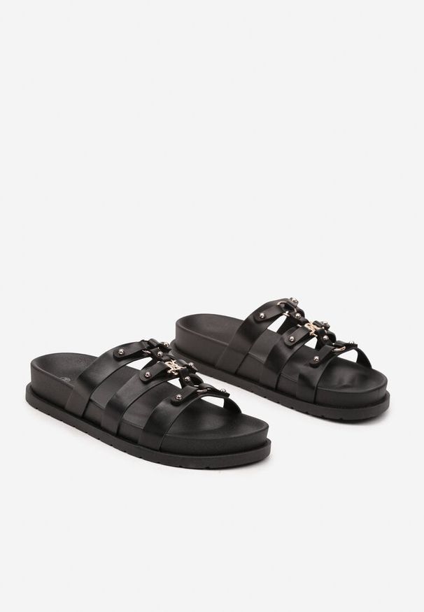 Born2be - Czarne Klapki z Trzema Paskami i Nitami Cinnalia. Okazja: na co dzień. Kolor: czarny. Materiał: jeans. Wzór: aplikacja. Sezon: lato. Obcas: na obcasie. Styl: klasyczny, casual. Wysokość obcasa: niski