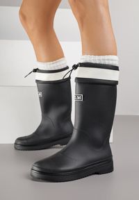 Born2be - Czarne Kalosze ze Ściąganą Cholewką i Napisem Oveslia. Okazja: na co dzień. Kolor: czarny. Materiał: jeans. Szerokość cholewki: normalna. Wzór: napisy. Sezon: wiosna. Styl: casual, klasyczny