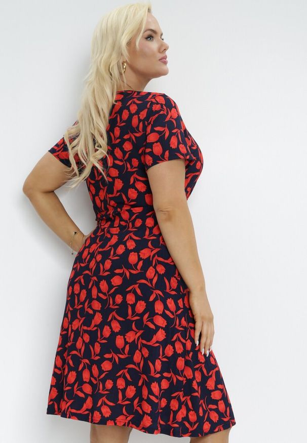 Born2be - Czerwono-Granatowa Sukienka Midi w Kwiaty z Materiałowymi Paskami i Krótkimi Rękawami Sealiva. Kolor: czerwony. Materiał: materiał. Długość rękawa: krótki rękaw. Wzór: kwiaty. Sezon: wiosna, lato. Styl: klasyczny. Długość: midi