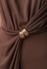 Born2be - Brązowa Elegancka Sukienka z Marszczeniami i Drapowaniem o Taliowanym Kroju z Metalowym Akcentem Azaervienne. Okazja: do pracy, na co dzień. Kolor: brązowy. Typ sukienki: proste. Styl: elegancki. Długość: maxi #5