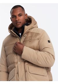 Ombre Clothing - Długa pikowana kurtka męska z dużymi kieszeniami – beżowa V2 - Rozmiar: XXL. Typ kołnierza: kaptur. Kolor: beżowy. Materiał: tkanina, poliester, materiał, syntetyk, nylon. Długość: długie. Wzór: gładki, aplikacja #8