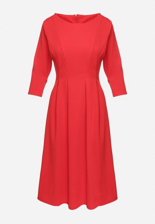 Born2be - Czerwona Rozkloszowana Sukienka Ozdobiona Przeszyciami Reamira. Okazja: na co dzień. Typ kołnierza: dekolt w łódkę. Kolor: czerwony. Wzór: aplikacja. Styl: casual, elegancki