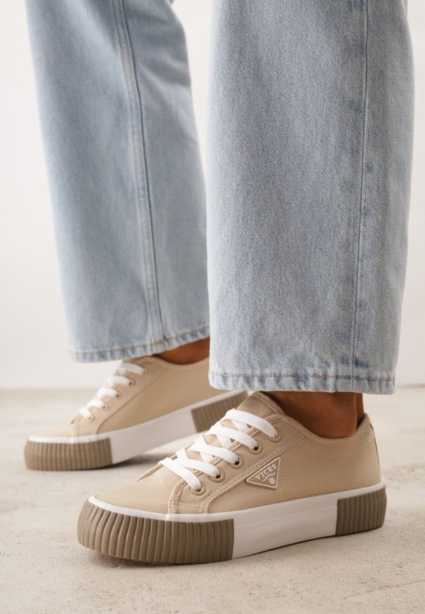 Renee - Beżowe Trampki VICES na Żłobionej Platformie Zdobione Trójkątną Aplikacją Lorerina. Nosek buta: okrągły. Zapięcie: sznurówki. Kolor: beżowy. Materiał: materiał. Wzór: aplikacja. Obcas: na platformie. Wysokość obcasa: niski