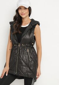 Born2be - Czarna Kamizelka Pikowana z Nieodpinanym Kapturem Lisandora. Okazja: na spacer. Kolor: czarny. Sezon: wiosna. Styl: klasyczny #3