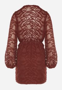 Born2be - Brązowa Kopertowa Sukienka z Tkaniny Plumeti Zenorava. Typ kołnierza: dekolt w kształcie V. Kolor: brązowy. Materiał: tkanina. Długość rękawa: długi rękaw. Wzór: aplikacja. Typ sukienki: kopertowe. Styl: elegancki, klasyczny #4