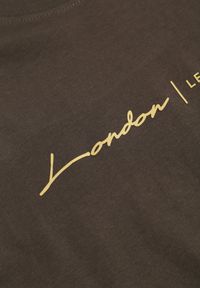 Born2be - Ciemnozielona Bawełniana Koszulka T-shirt z Minimalistycznym Nadrukiem Saphea. Okazja: na co dzień. Kolor: zielony. Materiał: bawełna. Wzór: nadruk. Styl: casual, klasyczny #5