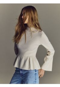Reserved - Sweter z baskinką - kremowy. Kolor: kremowy. Materiał: wełna, dzianina #1