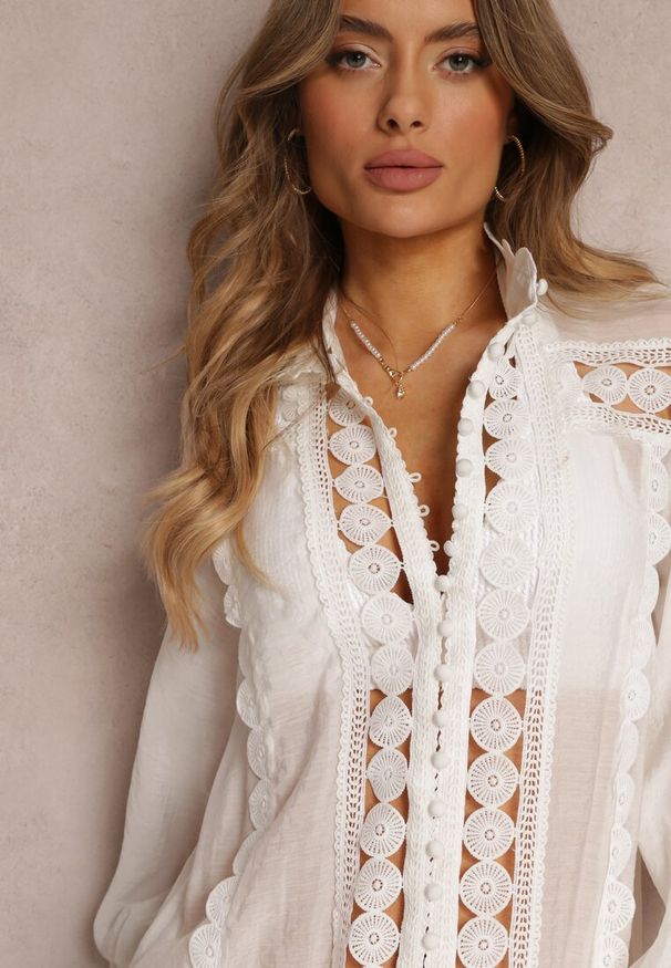 Renee - Biała Koronkowa Tunika Pudełkowa z Falbaną Nawal. Typ kołnierza: kołnierzyk stójkowy. Kolor: biały. Materiał: koronka. Wzór: aplikacja. Styl: boho