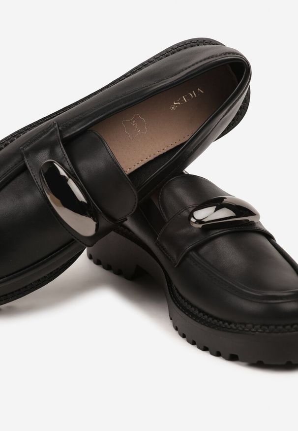 Born2be - Czarne Mokasyny Vices ze Skórzaną Wkładką i Metaliczną Ozdobą Anlee. Okazja: na co dzień. Kolor: czarny. Materiał: skóra. Wzór: aplikacja. Styl: casual