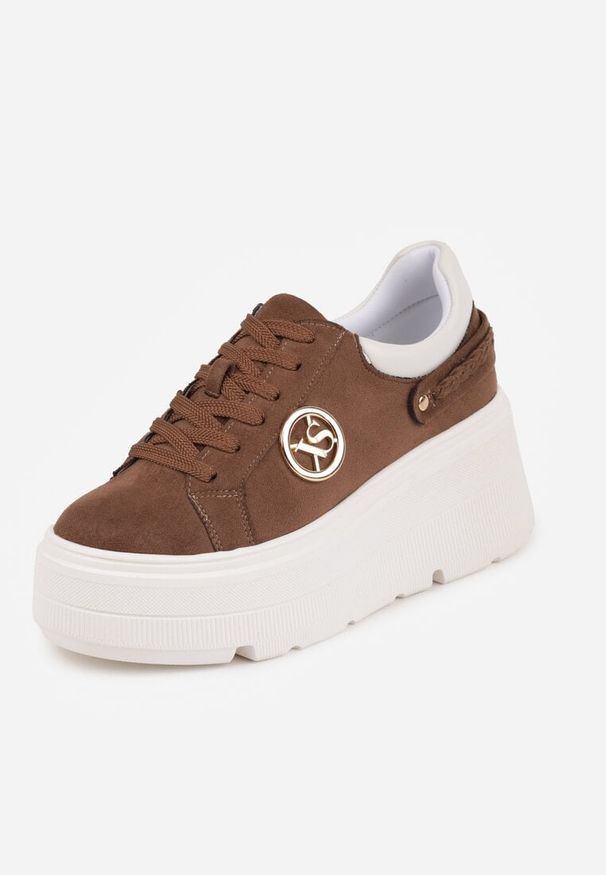 Renee - Jasnobrązowe Sneakersy Vices na Platformie Ozdobione Metaliczną Aplikacją Tatellia. Okazja: na co dzień. Kolor: beżowy. Materiał: jeans. Wzór: aplikacja. Obcas: na platformie