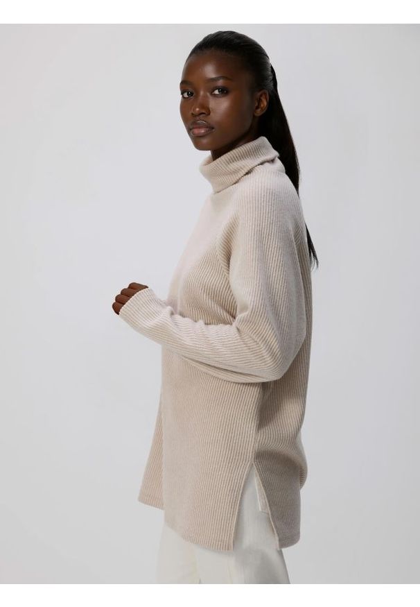 Reserved - Długa bluza z golfem - beżowy. Typ kołnierza: golf. Kolor: beżowy. Materiał: wiskoza, dzianina. Długość: długie