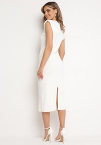 Born2be - Biała Sukienka Bodycon z Prążkowanej Dzianiny z Rozcięciem Roleria. Okazja: na co dzień. Kolor: biały. Materiał: prążkowany, dzianina. Długość rękawa: bez rękawów. Typ sukienki: bodycon. Styl: casual, elegancki #2