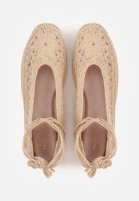 Born2be - Ciemnobeżowe Szydełkowe Balerinki VICES w Stylu Boho z Wiązaniem Wokół Kostki Nassea. Okazja: na co dzień. Kolor: beżowy. Materiał: jeans, len, satyna. Szerokość cholewki: normalna. Wzór: ażurowy. Sezon: lato. Styl: boho #4