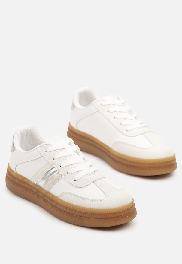 Born2be - Białe Sneakersy Tenisówki z Metalicznym Paskiem Hanalie. Okazja: na co dzień. Zapięcie: pasek. Kolor: biały. Materiał: jeans. Wzór: aplikacja. Obcas: na obcasie. Wysokość obcasa: niski