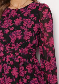 Born2be - Różowa Rozkloszowana Mini Sukienka w Kwiaty Ozdobiona Falbankami Jumiza. Typ kołnierza: kołnierz z falbankami. Kolor: różowy. Wzór: aplikacja, kwiaty. Długość: mini #2