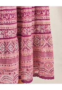 M.A.B.E - Fioletowa sukienka w orientalny wzór Cleo. Kolor: różowy, wielokolorowy, fioletowy. Materiał: bawełna. Długość rękawa: na ramiączkach. Wzór: aplikacja. Długość: midi