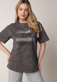 Born2be - Ciemnoszary T-shirt z Bawełny o Kroju Oversize z Napisem Orinvyra. Okazja: na co dzień, do pracy, na spotkanie biznesowe. Kolor: szary. Materiał: bawełna. Wzór: napisy. Styl: casual, biznesowy, elegancki #2