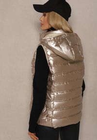 Renee - Złota Pikowana Kamizelka z Odpinanym Kapturem Zinnailia. Okazja: na co dzień. Kolor: złoty. Materiał: jeans. Styl: casual, elegancki #5