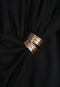 Born2be - Czarna Elegancka Sukienka z Marszczeniami i Drapowaniem o Taliowanym Kroju z Metalowym Akcentem Azaervienne. Okazja: do pracy, na co dzień. Kolor: czarny. Typ sukienki: proste. Styl: elegancki. Długość: maxi #2