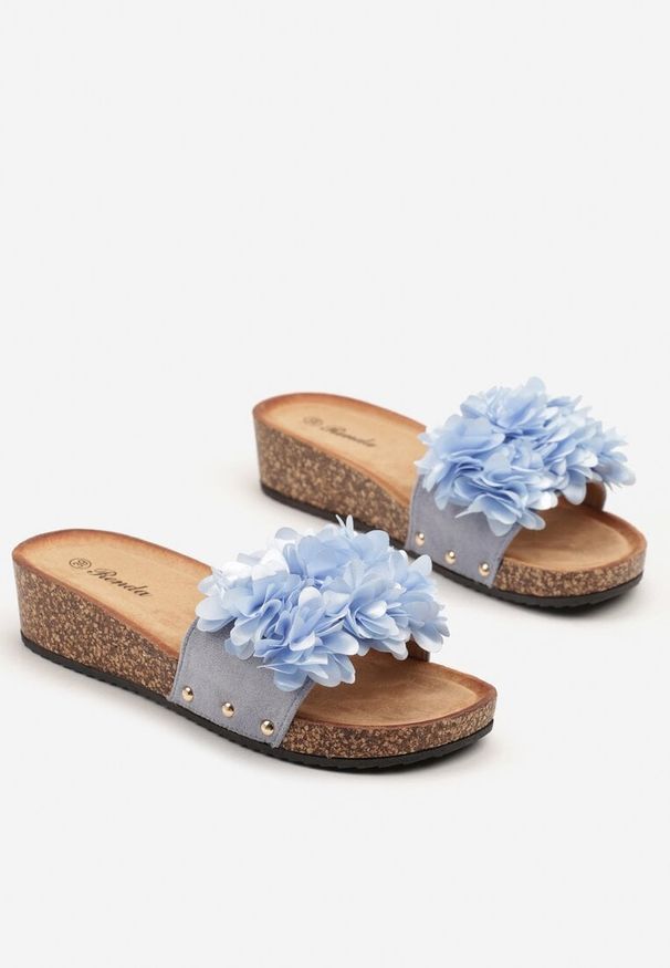 Renee - Niebieskie Klapki na Koturnie z Kwiatem 3D Nevorra. Okazja: na spacer. Kolor: niebieski. Wzór: kwiaty. Sezon: wiosna, lato. Obcas: na koturnie