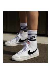 Buty Nike Blazer Mid '77 W CZ1055 100 białe. Okazja: na co dzień. Zapięcie: sznurówki. Kolor: biały. Materiał: materiał, skóra, guma. Szerokość cholewki: normalna #5