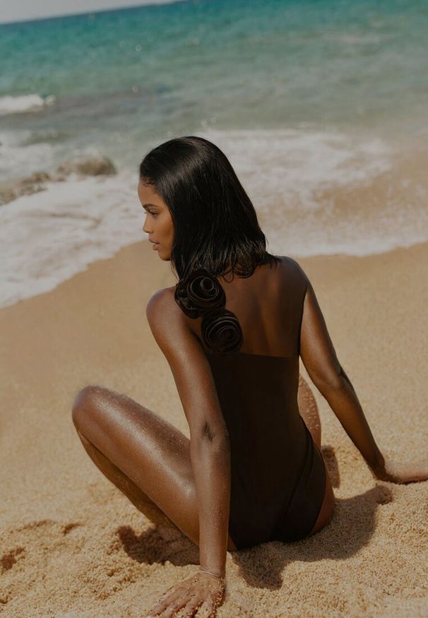 Renee - Czarny Strój Kąpielowy Jednoczęściowy o Asymetrycznym Kroju z Kwiatową Aplikacją Irisabel. Kolor: czarny. Wzór: aplikacja, kwiaty