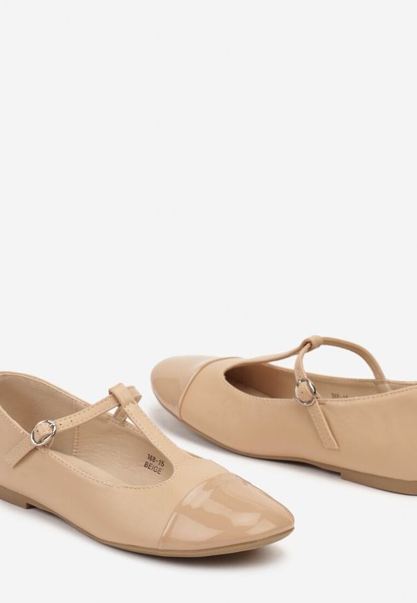 Born2be - Beżowe Płaskie Balerinki Ozdobione Paskiem na Sprzączkę z Lakierowanym Noskiem Lerivana. Okazja: na co dzień, do pracy. Zapięcie: pasek. Kolor: beżowy. Materiał: lakier. Wzór: aplikacja. Styl: casual, elegancki