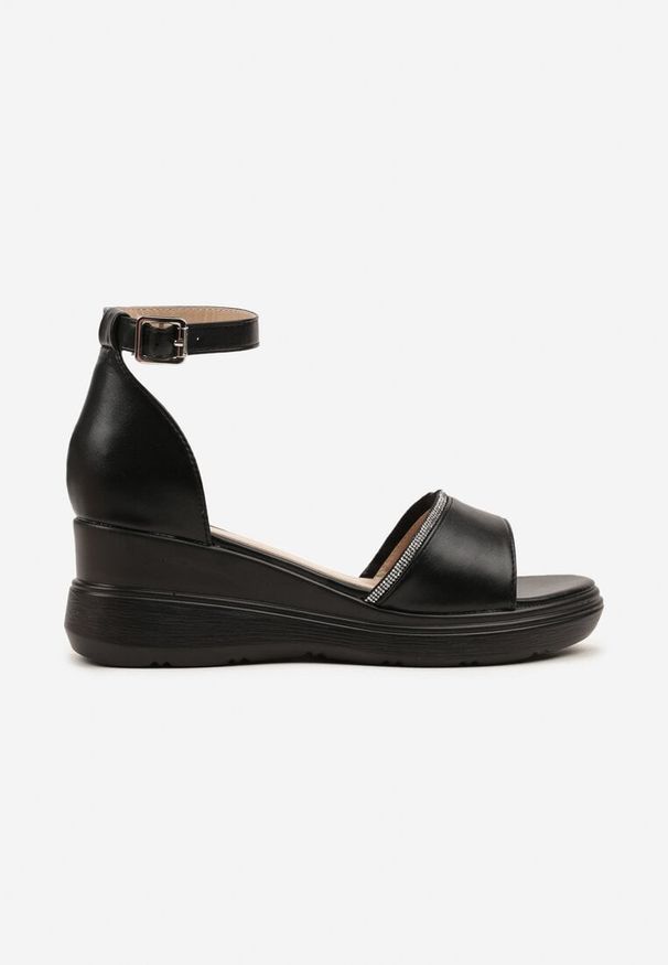 Born2be - Czarne Sandały na Koturnie z Cyrkoniami Tiarelle. Okazja: na co dzień. Zapięcie: sprzączka. Kolor: czarny. Materiał: jeans. Obcas: na koturnie. Styl: wizytowy, elegancki, casual
