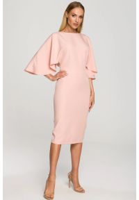 Sukienki.shop - Sukienka ołówkowa z szerokimi rękawami pudrowa z pelerynką. Okazja: na ślub cywilny, na wesele, na komunię. Typ sukienki: ołówkowe. Styl: wizytowy #4