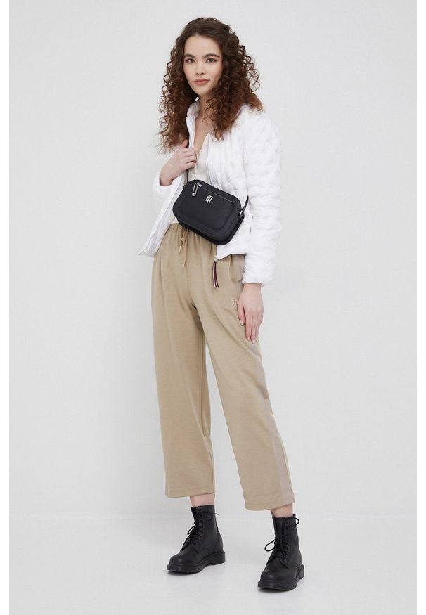 TOMMY HILFIGER - Tommy Hilfiger kurtka puchowa damska kolor biały przejściowa. Okazja: na co dzień. Kolor: biały. Materiał: puch. Wzór: gładki. Styl: casual