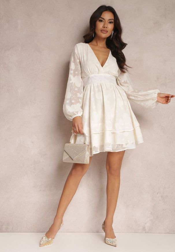 Renee - Kremowa Sukienka Maerista. Kolor: beżowy. Materiał: materiał. Typ sukienki: kopertowe