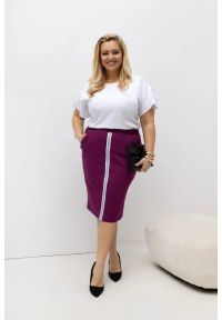 Moda Size Plus Iwanek - Fioletowa dresowa spódnica Bea na gumce OSTATNIE SZTUKI PLUS SIZE XXL. Kolekcja: plus size. Kolor: fioletowy. Materiał: dresówka. Długość: do kolan. Wzór: aplikacja. Styl: elegancki #1