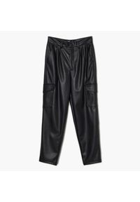 Cropp - Joggery cargo z imitacji skóry - Czarny. Kolor: czarny. Materiał: skóra. Długość: długie #1