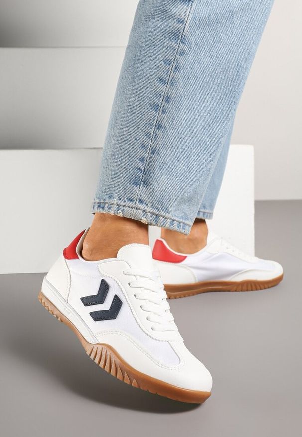 Renee - Biało-Czerwone Sneakersy Typu Kultowe Tenisówki Zdobione Przeszyciami Mepenna. Okazja: na spacer. Kolor: biały. Materiał: jeans. Wzór: aplikacja. Sport: turystyka piesza