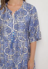 Born2be - Niebieska Sukienka z Lnem o Rozkloszowanym Kroju z Falbanami i Metalicznym Nafrukiem Rinanis. Okazja: na co dzień. Typ kołnierza: dekolt w serek. Kolor: niebieski. Materiał: len. Wzór: aplikacja. Styl: klasyczny, casual, elegancki #6