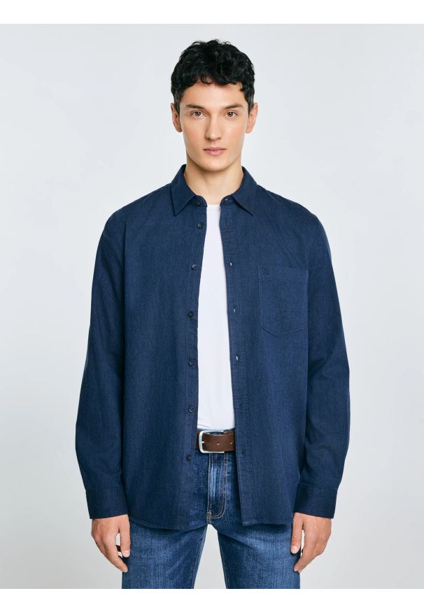 Big-Star - Koszula męska w drobną jodełkę granatowa Grest 403. Kolor: niebieski. Materiał: bawełna, jeans. Długość rękawa: długi rękaw. Długość: długie. Wzór: jodełka. Styl: klasyczny, elegancki