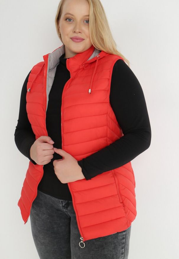 Born2be - Czerwona Kamizelka z Kapturem Pikowana Cotra. Okazja: na co dzień. Typ kołnierza: kaptur. Kolekcja: plus size. Kolor: czerwony. Długość: długie. Materiał: materiał. Długość rękawa: długi rękaw. Sezon: jesień, wiosna. Styl: casual