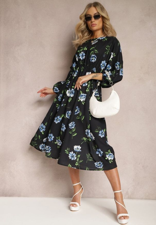 Renee - Czarno-Niebieska Midi Sukienka w Kwiaty o Rozkloszowanym Kroju z Rękawami Nietoperz Jervia. Kolor: czarny. Wzór: kwiaty. Styl: elegancki. Długość: midi