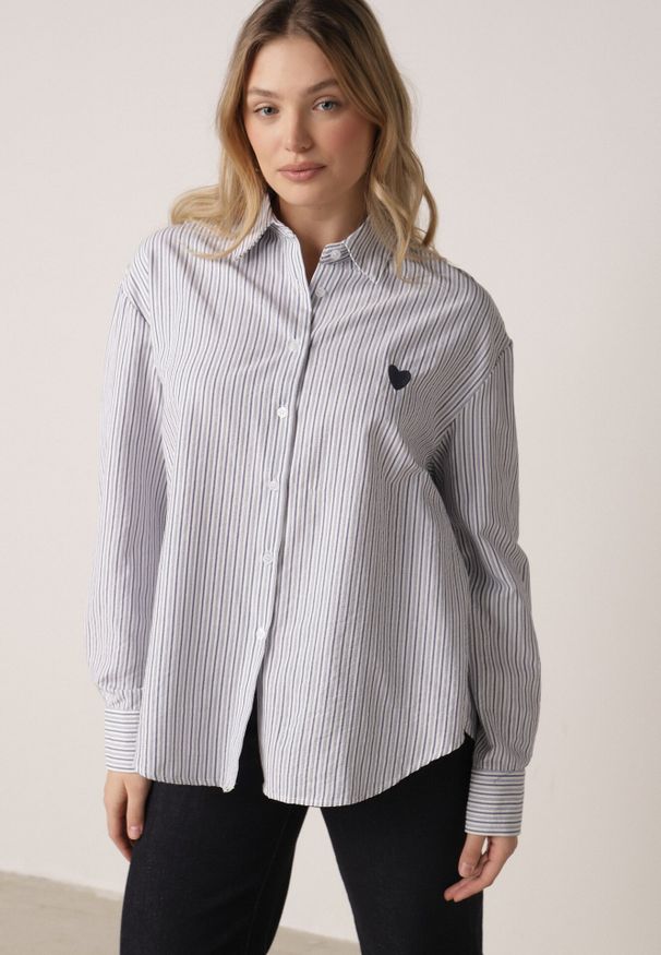 Born2be - Niebieska Koszula z Bawełną w Paski Ozdobiona Haftem Sercem Sewriva. Okazja: na co dzień. Typ kołnierza: kołnierzyk klasyczny. Kolor: niebieski. Materiał: bawełna. Wzór: aplikacja, haft, paski. Styl: casual, klasyczny