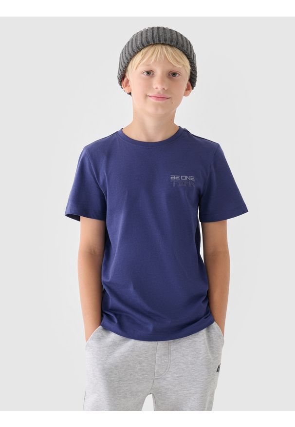 4f - 4F T-shirt z nadrukiem chłopięcy - granatowy 140 (9-10 lat). Okazja: na co dzień. Kolor: niebieski. Materiał: bawełna, jersey, dzianina. Długość rękawa: krótki rękaw. Długość: krótkie. Wzór: nadruk. Sezon: lato. Styl: sportowy, casual, klasyczny