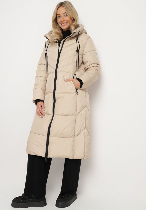 Born2be - Ciemnobeżowa Długa Kurtka Pikowana z Dwustronnym Suwakiem i Ściągaczami przy Kapturze Fezida. Okazja: na co dzień, na spotkanie biznesowe. Kolor: beżowy. Materiał: tkanina. Długość rękawa: długi rękaw. Długość: długie. Wzór: aplikacja. Styl: biznesowy, casual, elegancki