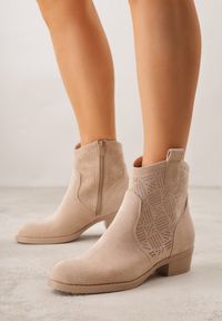 Born2be - Ciemnobeżowe Botki Ażurowe na Obcasie w Stylu Kowbojek Lalona. Okazja: na co dzień. Kolor: beżowy. Materiał: dzianina. Wzór: ażurowy. Obcas: na obcasie. Styl: casual. Wysokość obcasa: średni #1