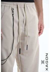 Xagon Spodnie | P26032 ZXAG92 | Mężczyzna | Beżowy. Okazja: na co dzień, na spotkanie biznesowe. Kolor: beżowy. Materiał: wiskoza, elastan, poliester. Długość: długie. Wzór: aplikacja. Styl: klasyczny, sportowy, casual, biznesowy, elegancki #2