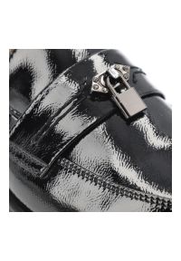 Mokasyny damskie Filippo, lakierowane loafersy na niskim obcasie z eleganckim paskiem i metalową ozdobą, czarne, DP7751/26. Okazja: na co dzień, do pracy, na spotkanie biznesowe. Zapięcie: pasek. Kolor: czarny. Materiał: lakier. Wzór: aplikacja. Obcas: na obcasie. Styl: elegancki. Wysokość obcasa: niski #5