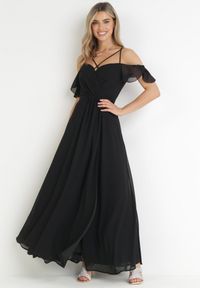 Born2be - Czarna Maxi Sukienka o Rozkloszowanym Fasonie na Cienkich Skrzyżowanych Ramiączkach Hendina. Okazja: na ślub cywilny, na imprezę, na wesele. Typ kołnierza: dekolt hiszpanka. Kolor: czarny. Długość rękawa: na ramiączkach. Typ sukienki: rozkloszowane. Długość: maxi